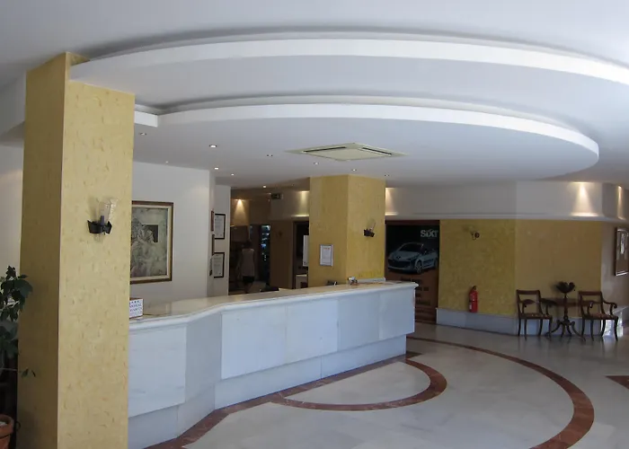 Divine & העיירה קוס